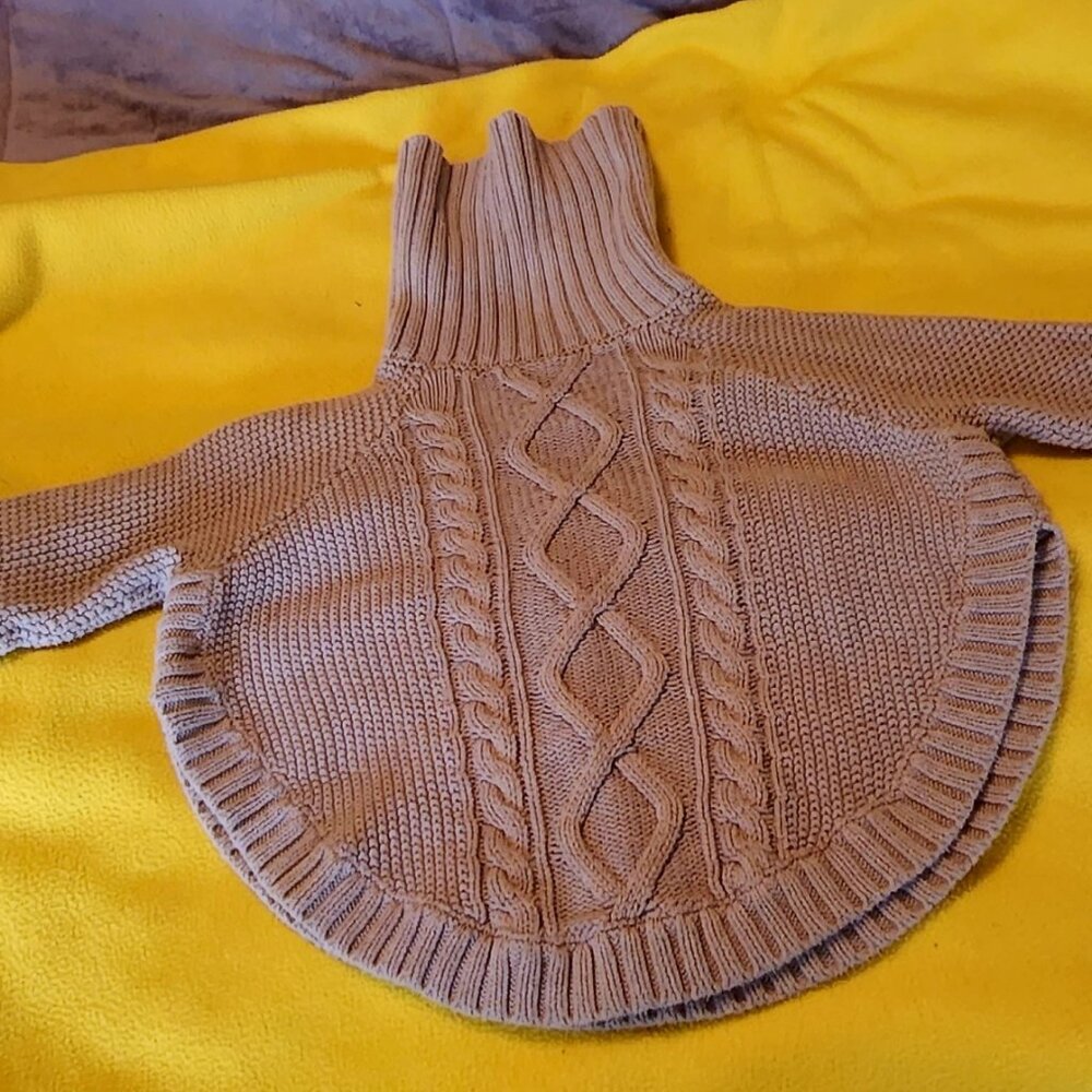 H29  Gap So adorable so soft Gap Kids Cable-knit Turtle-neck sweater poncho Sz S